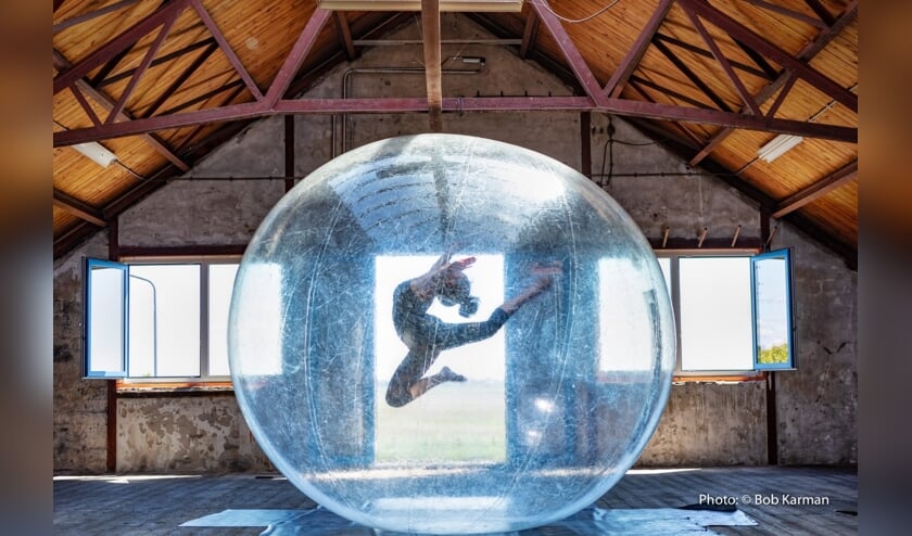 <p>In ‘Bubbelonia' - te zien van 26 tot en met 30 december in het Jheronimus Bosch Art Center in Den Bosch - barsten de bewoners van de sprookjesachtige wereld langzaam uit hun ‘bubbel'. (Foto: Bob Karman)</p>