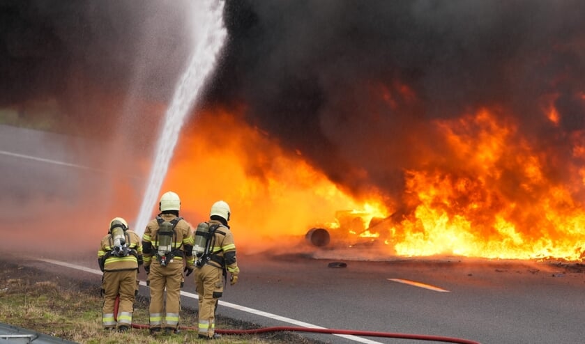 Vrachtwagenbrand op de A50 ter hoogte van Herpen. (Foto: Gabor Heeres, Foto Mallo)  