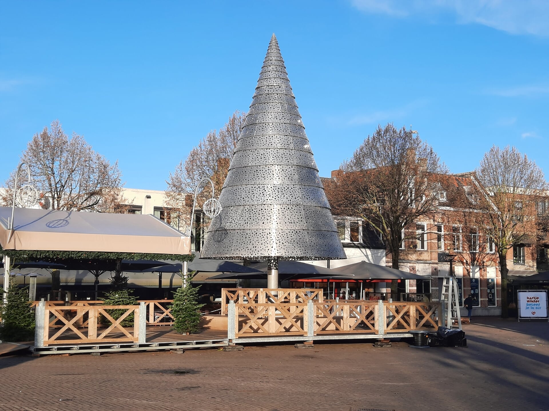 De metalen kerstboom in het Osse centrum.