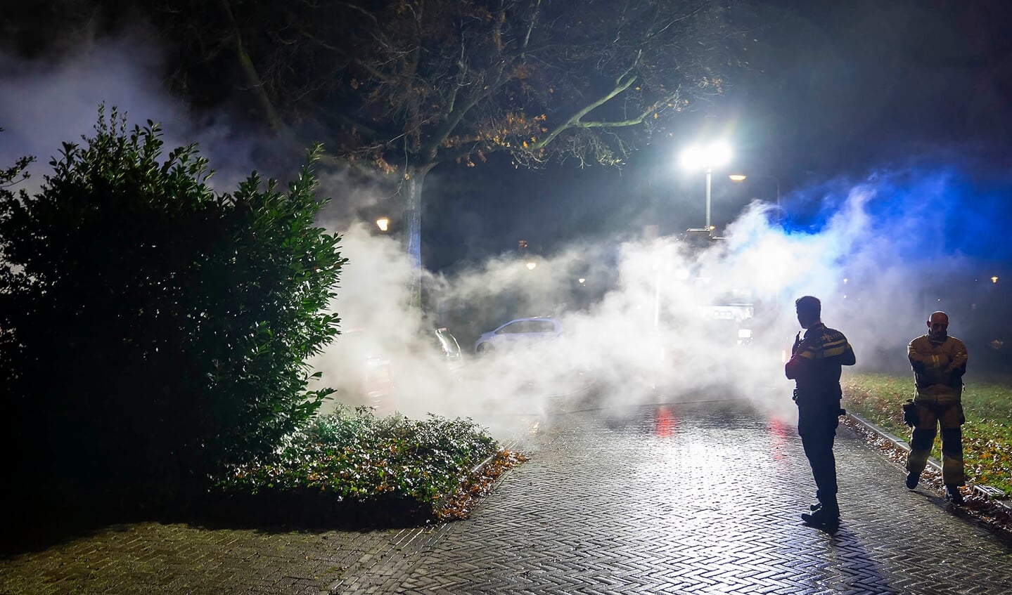 Opnieuw autobrand in Zwaluwstraat, politie doet onderzoek. (Foto: Gabor Heeres, Foto Mallo)