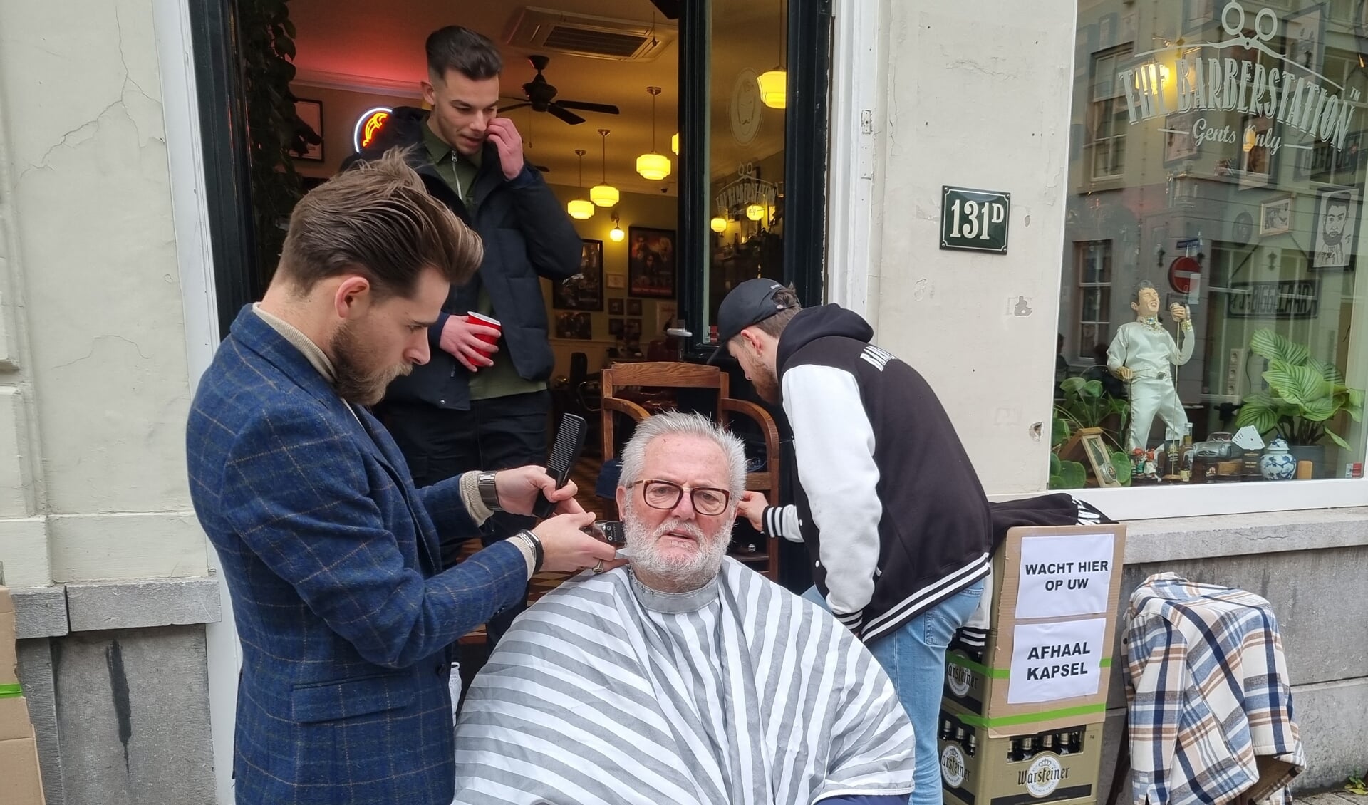 Ook onze huisfotograaf Henk van Esch werd vrijdag op de stoep voor The Barberstation getrakteerd op een gratis knip- en scheerbeurt.