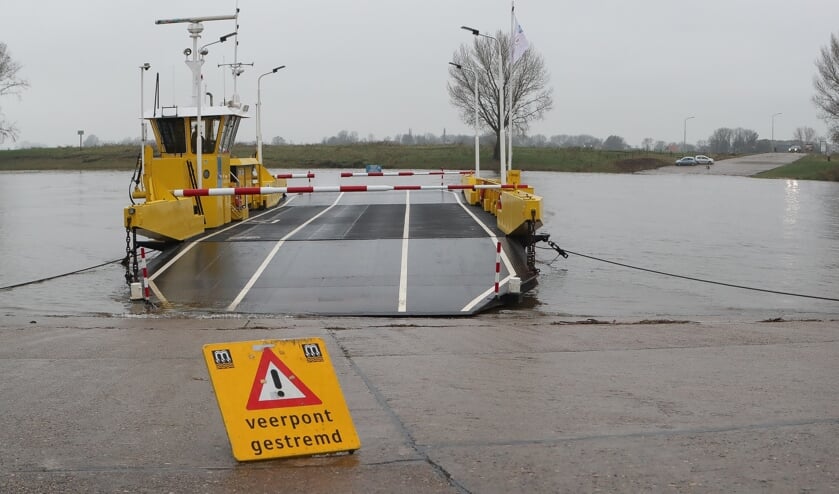 <p>Veerpont van De Maasveren gestremd.</p>
