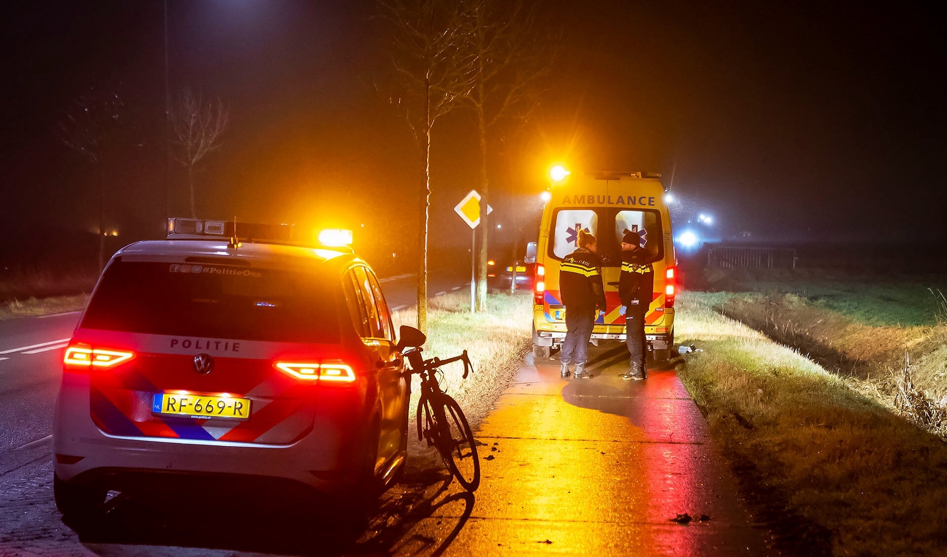 Fietser gewond bij ongeval op Dorpenweg in Haren. (Foto: Gabor Heeres, Foto Mallo)