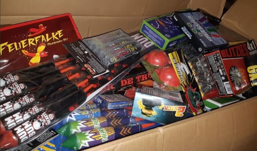 De politie heeft ruim 200 kilo (illegaal) vuurwerk in beslag genomen in Boxmeer.