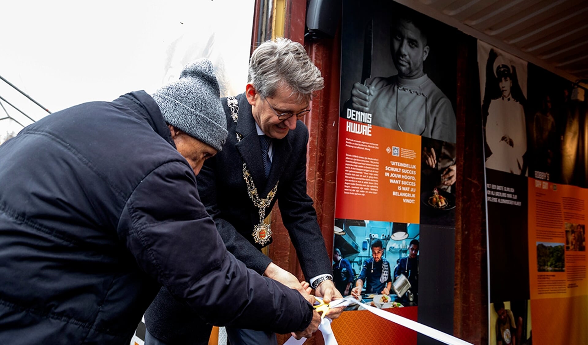 De Reizende Tentoonstelling '70 jaar Molukkers in Nederland' werd begin december geopend door Piet Pesulima en burgemeester Wim Hillenaar.