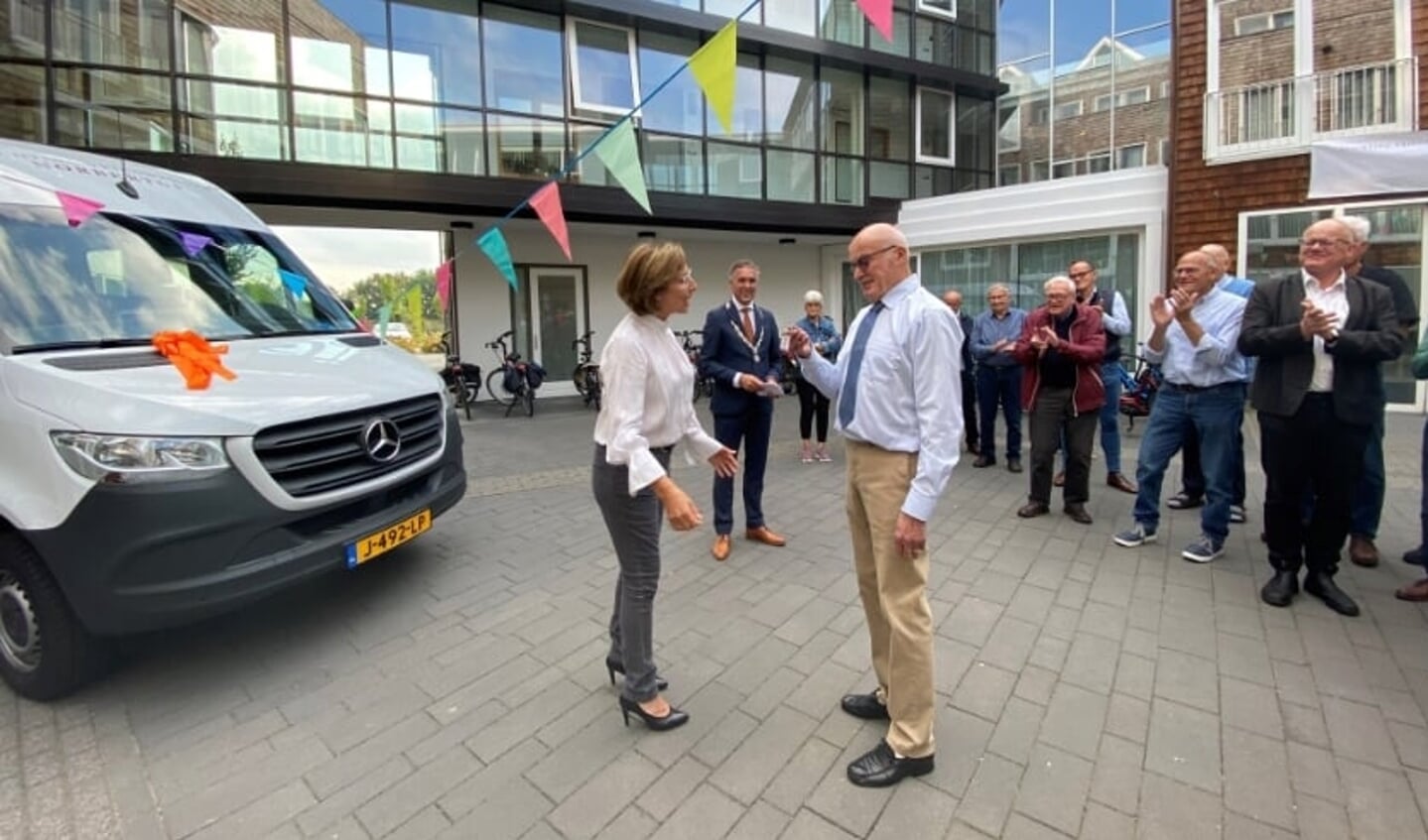 Stichtingvoorzitter Mieke Dekkers overhandigt Piet ten Haaf de sleutels.