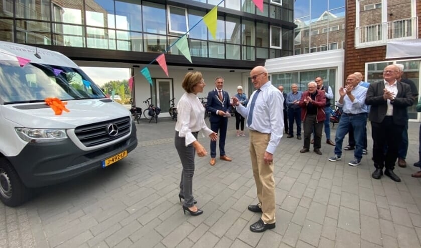 <p>Stichtingvoorzitter Mieke Dekkers overhandigt Piet ten Haaf de sleutels.</p>