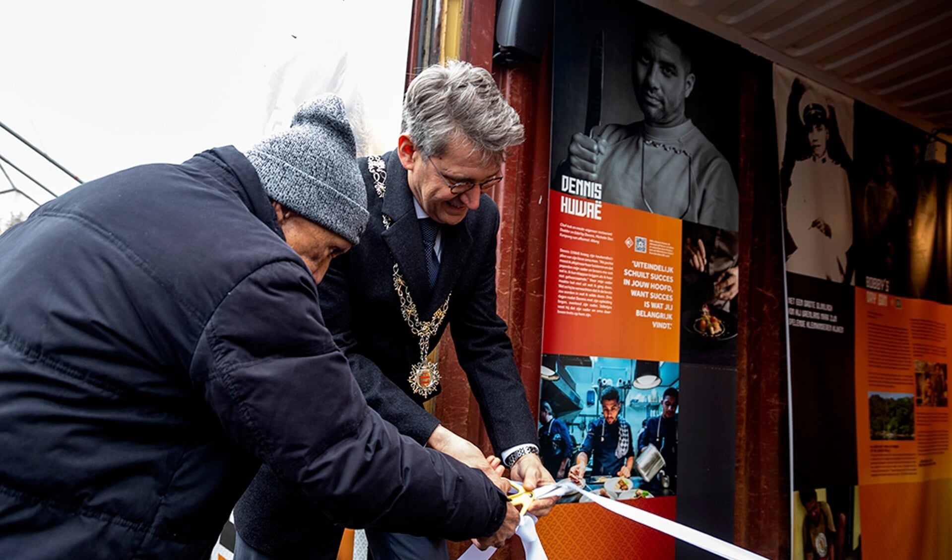 De opening van de tentoonstelling werd verricht door burgemeester Wim Hillenaar en Piet Pesulima als oudst levende Molukker van de tweede generatie in Cuijk. (foto: SK-Media)