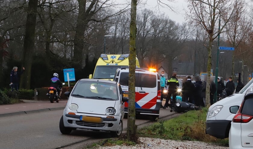 Een scooterrijdster is vanmiddag bij een aanrijding in Stevensbeek gewond geraakt.  