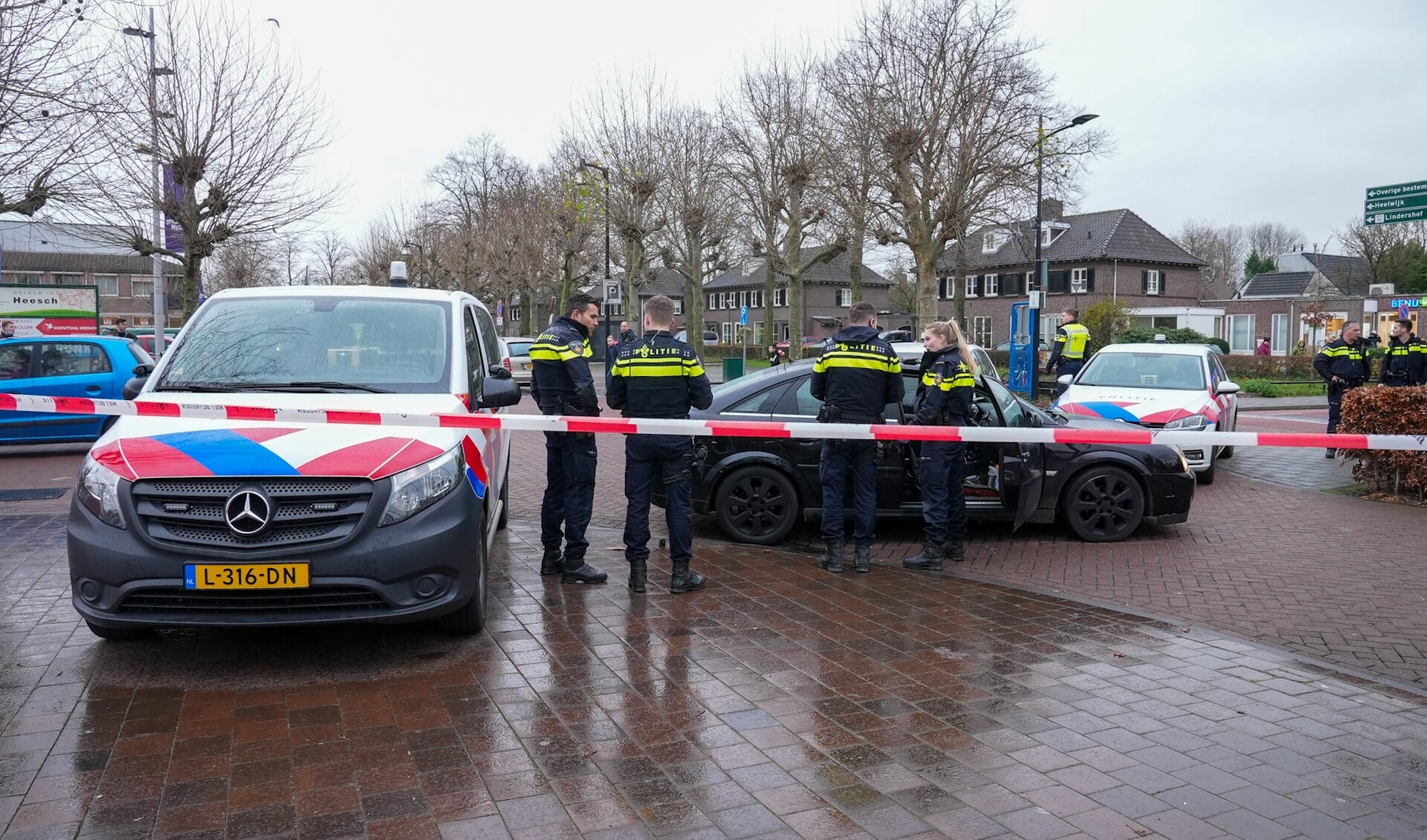 De politie reed in Heesch de auto klem. (Foto: Gabor Heeres, Foto Mallo)