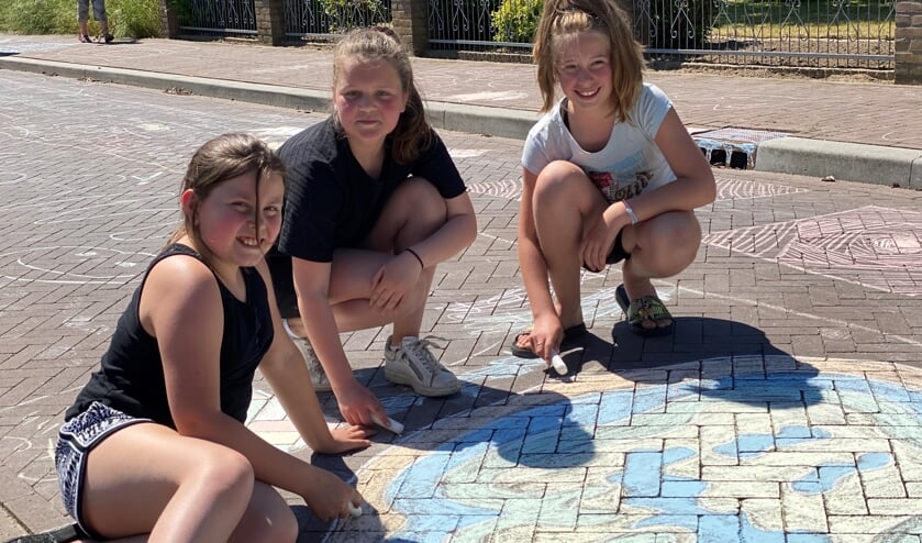 <p>Kinderen van de Adalbertschool bij een straattekening.</p>