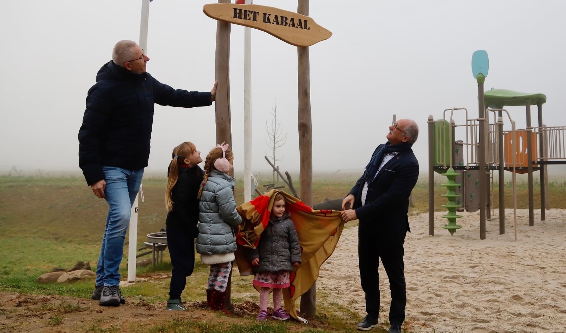 Sven Panders (links) en wethouder Maarten Jilisen onthulden donderdag de naam van de nieuwe speeltuin in Katwijk: 'Het Kabaal'.