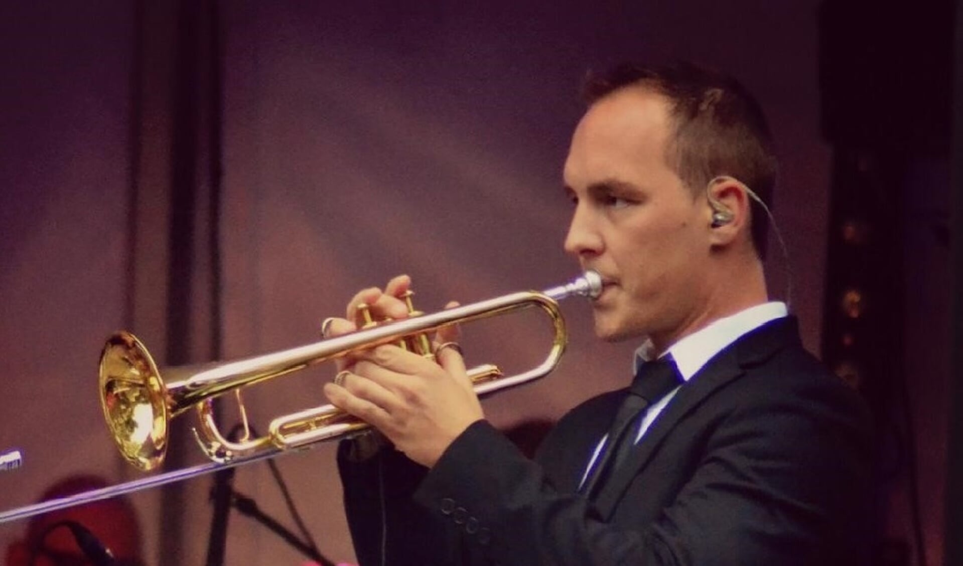 Een van de muziekdocenten bij Huis73 is trompettist Willem Pluk.