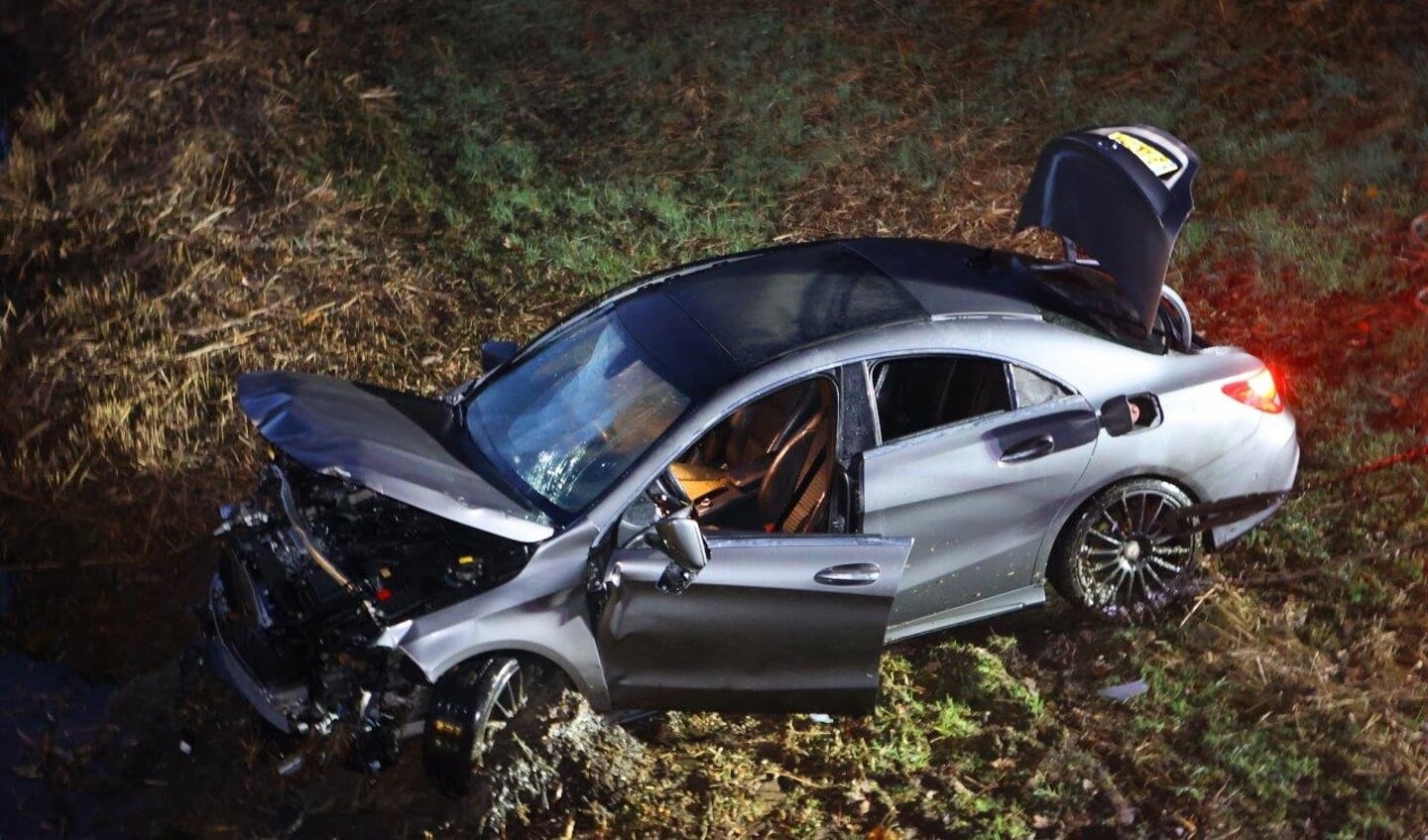 De gestolen Mercedes raakte zwaar beschadigd.