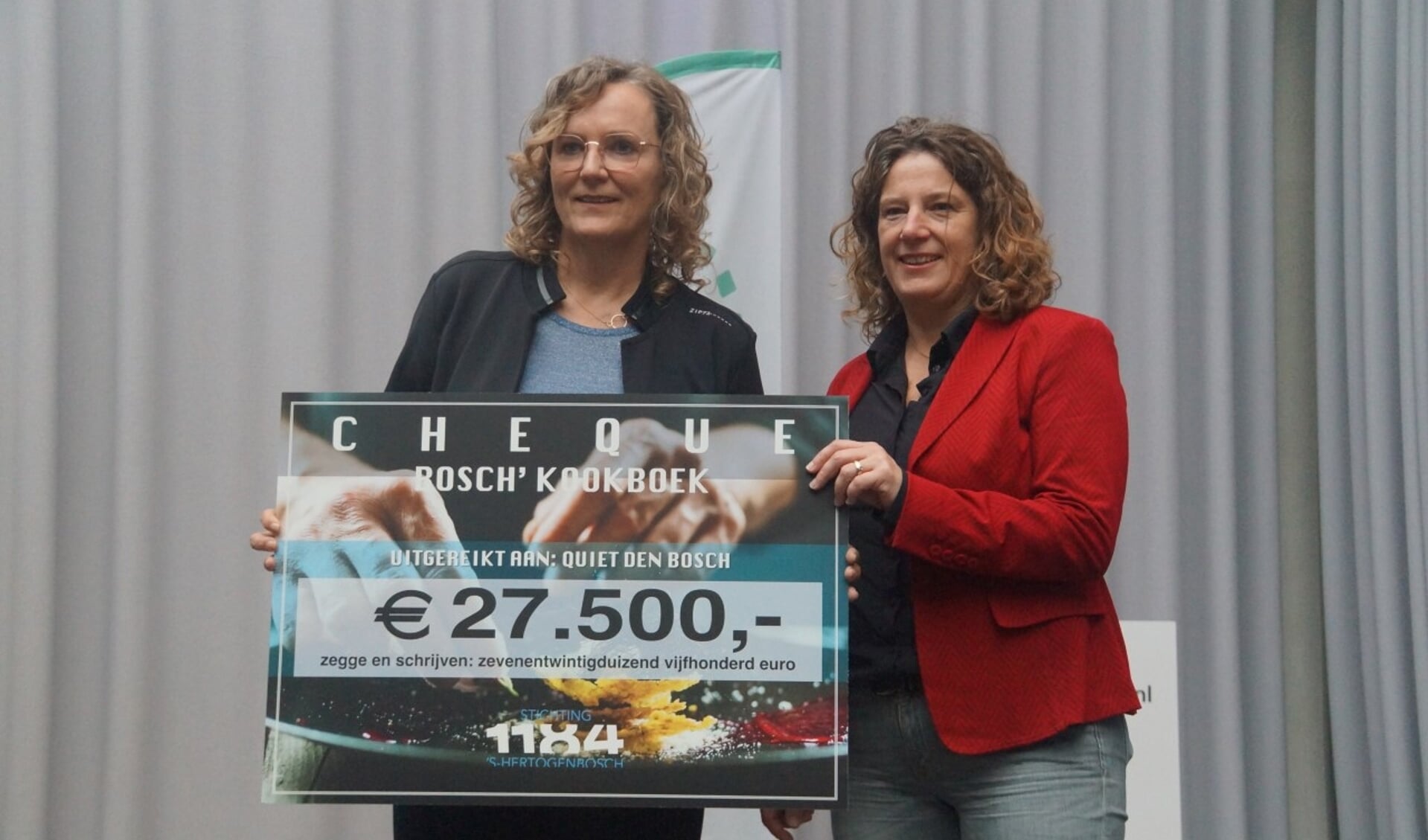 De uitreiking van de cheque aan Stichting Quiet Den Bosch vond plaats op 3 december. Op de foto overhandigt Stichting 1184 voorzitter Marieke Knook (rechts) de cheque aan Yvette Hurkens van Stichting Quiet.