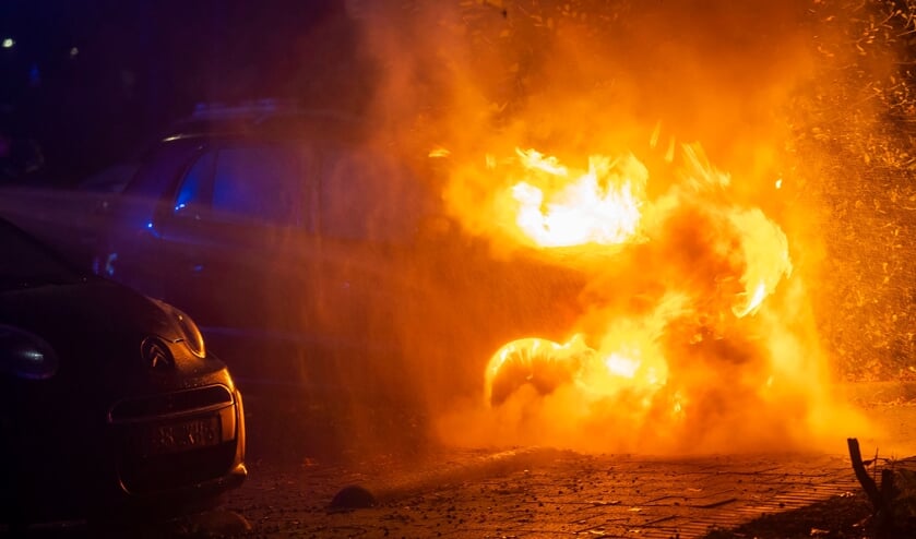 Opnieuw autobrand in Zwaluwstraat, politie doet onderzoek. (Foto: Gabor Heeres, Foto Mallo)  