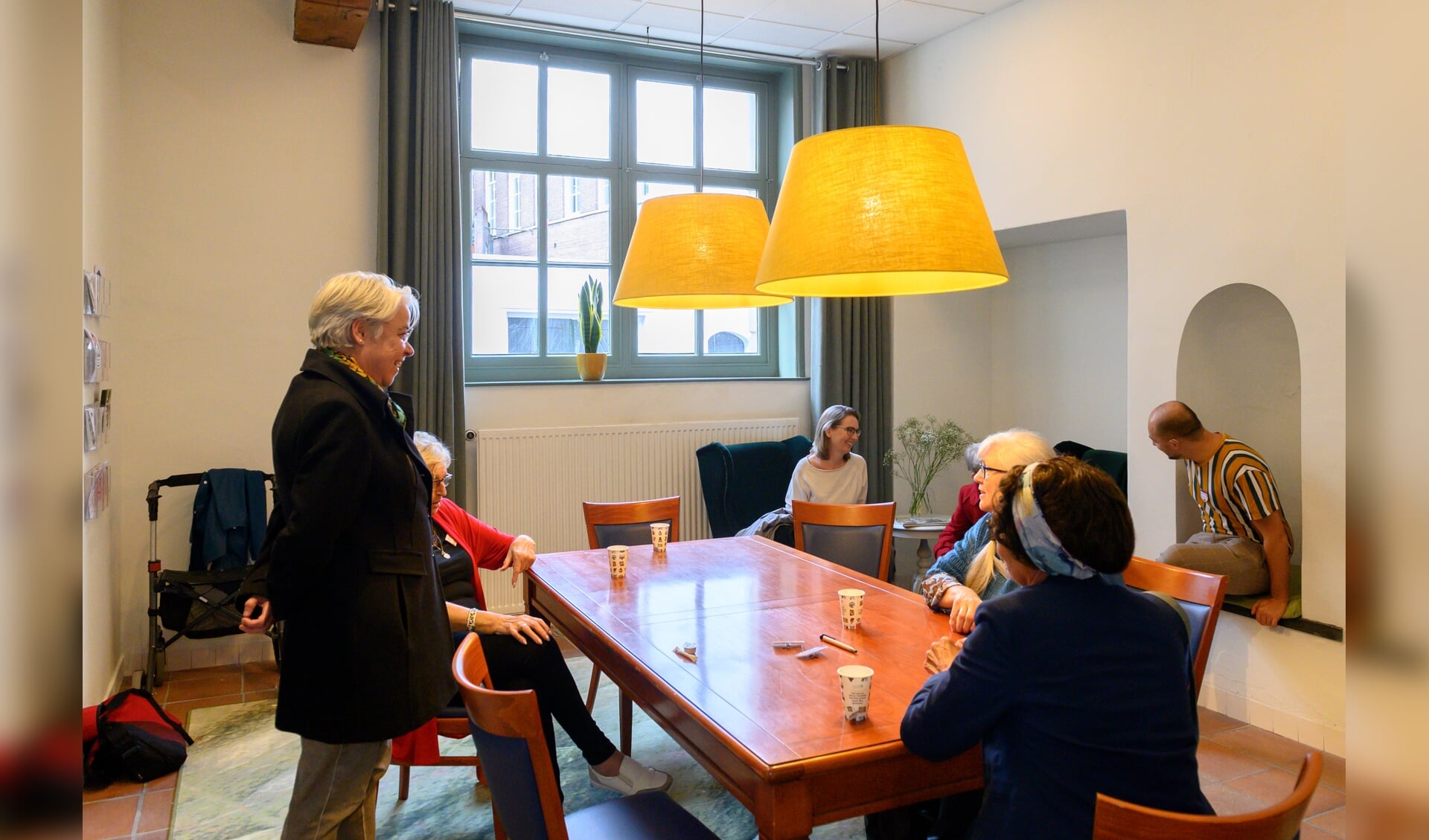 Collega's uit de welzijnsector nemen een kijkje in Het Geheugenhuis in Huis73 in Den Bosch tijdens de opening op 6 oktober van dit jaar.