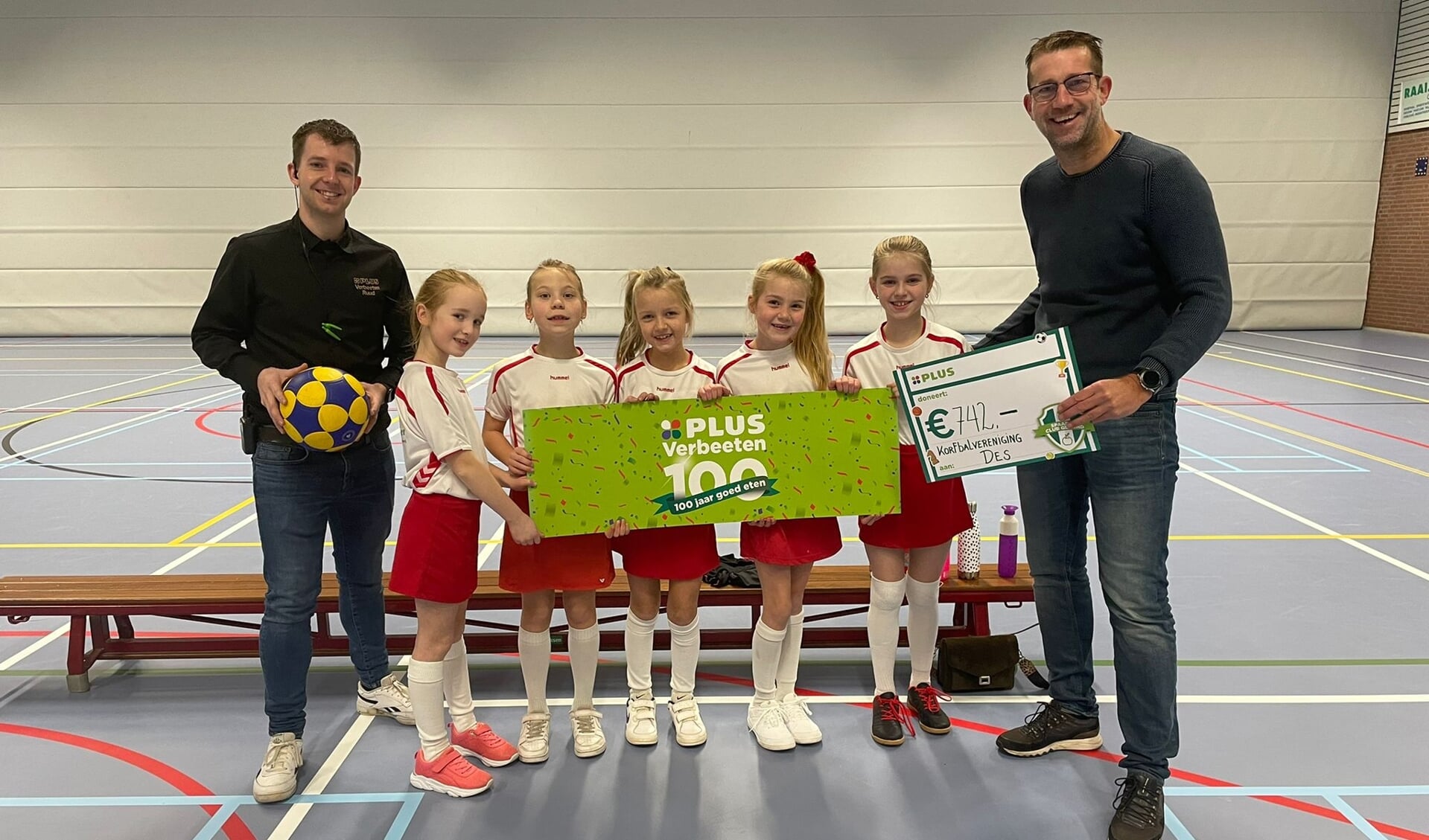 Overhandiging van de cheques van de actie 'Spaar je club gezond'.