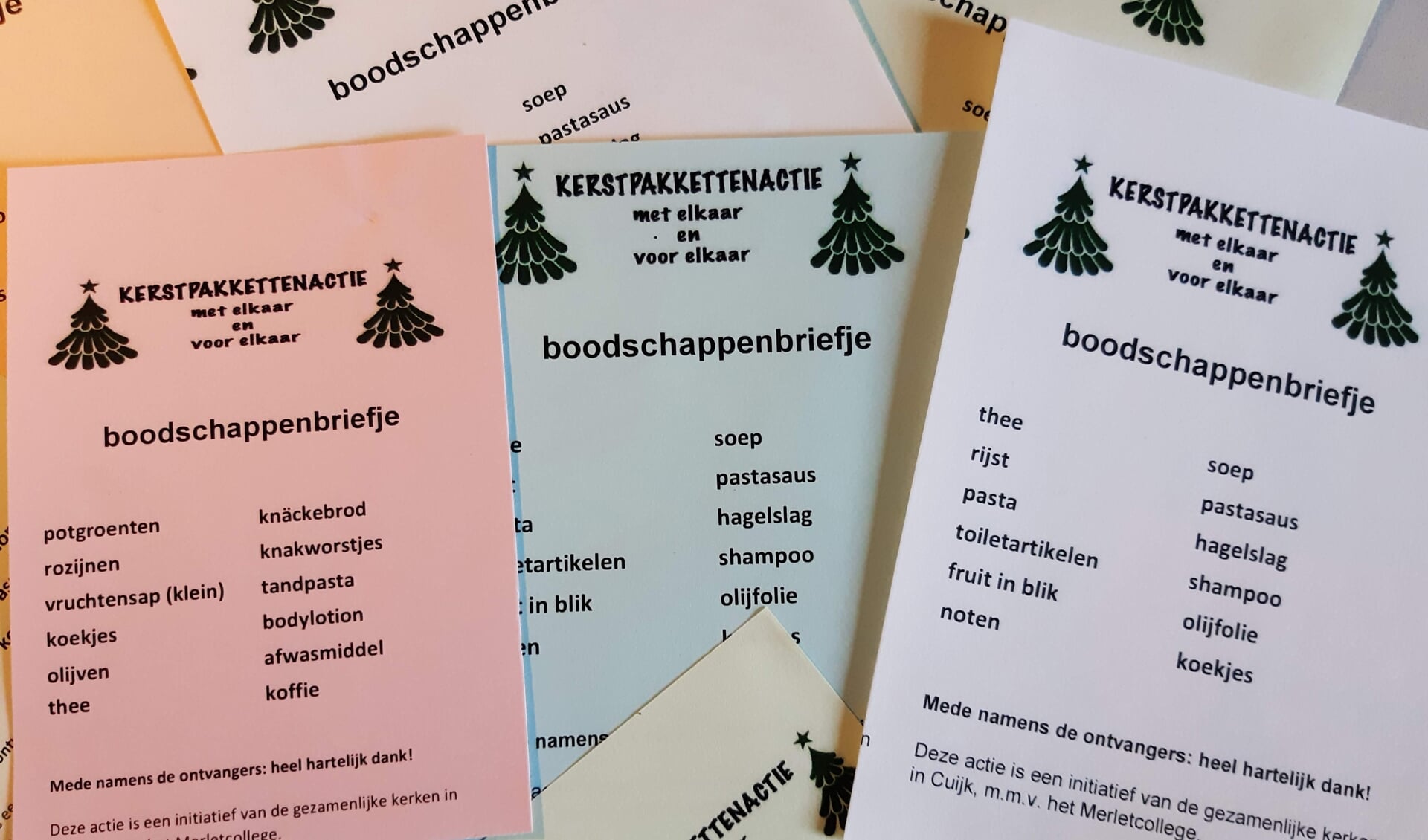 Boodschappenlijstjes voor de kerstpakkettenactie in Cuijk.