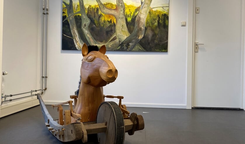<p>Kunst van Jaap Glandorff (voorgrond) en Marije Kos (aan de wand) is te zien in KunstLokaalMook.</p>