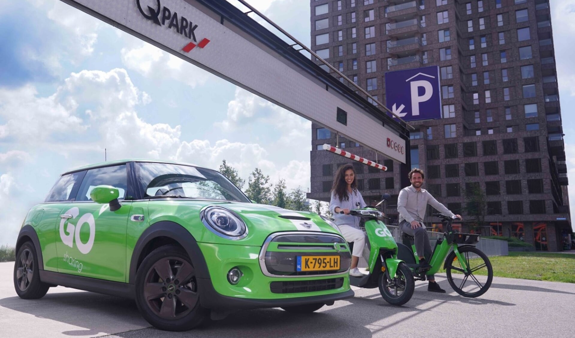 Bij Q-Park Arena in Den Bosch zijn naast elektrische fietsen en scooters voortaan ook elektrische deelauto's (Mini Coopers) verkrijgbaar.