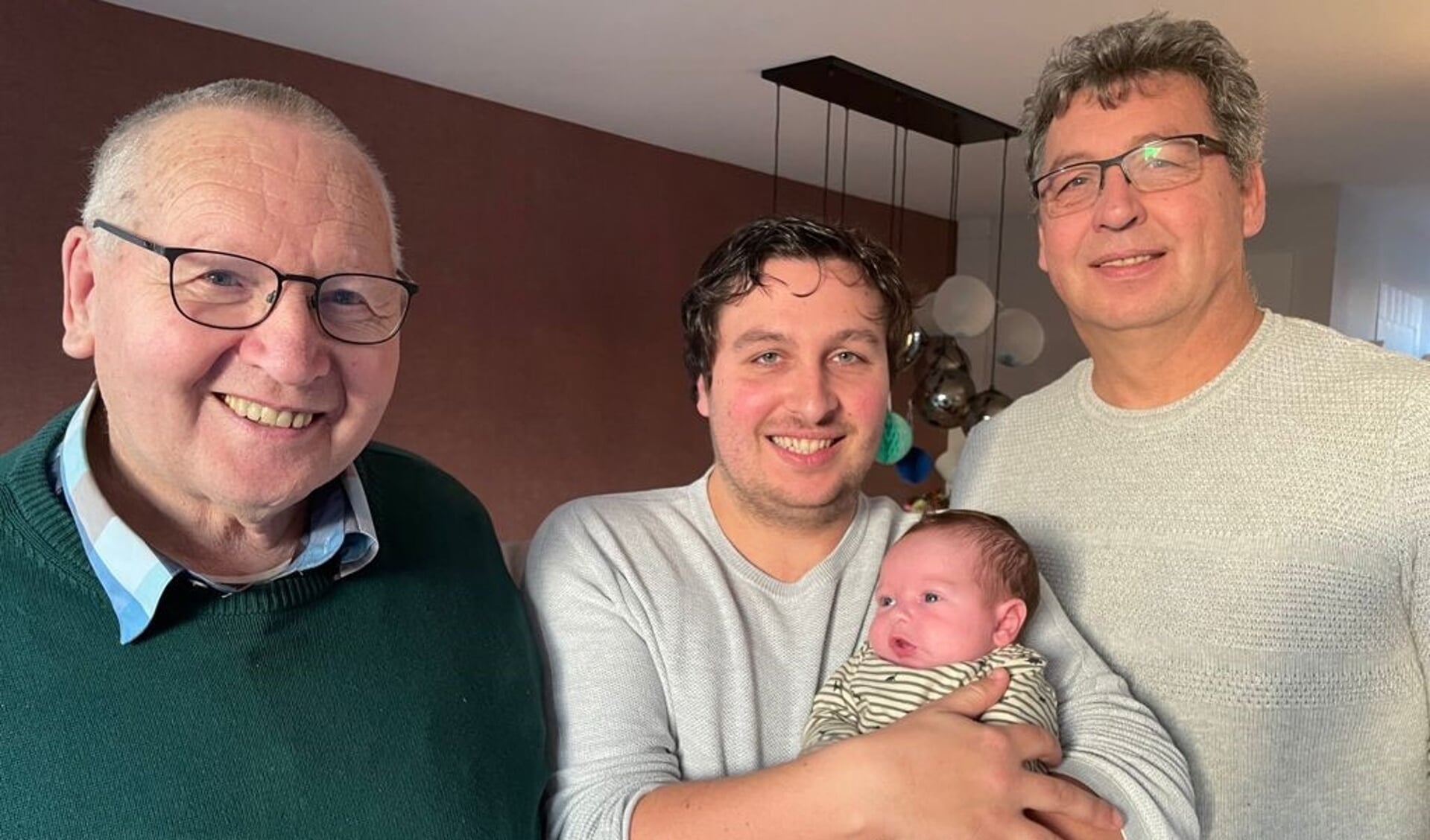 Vier generaties in de familie Derks. Vanaf links overgrootvader Piet, papa Thim met Moos en opa Theo.