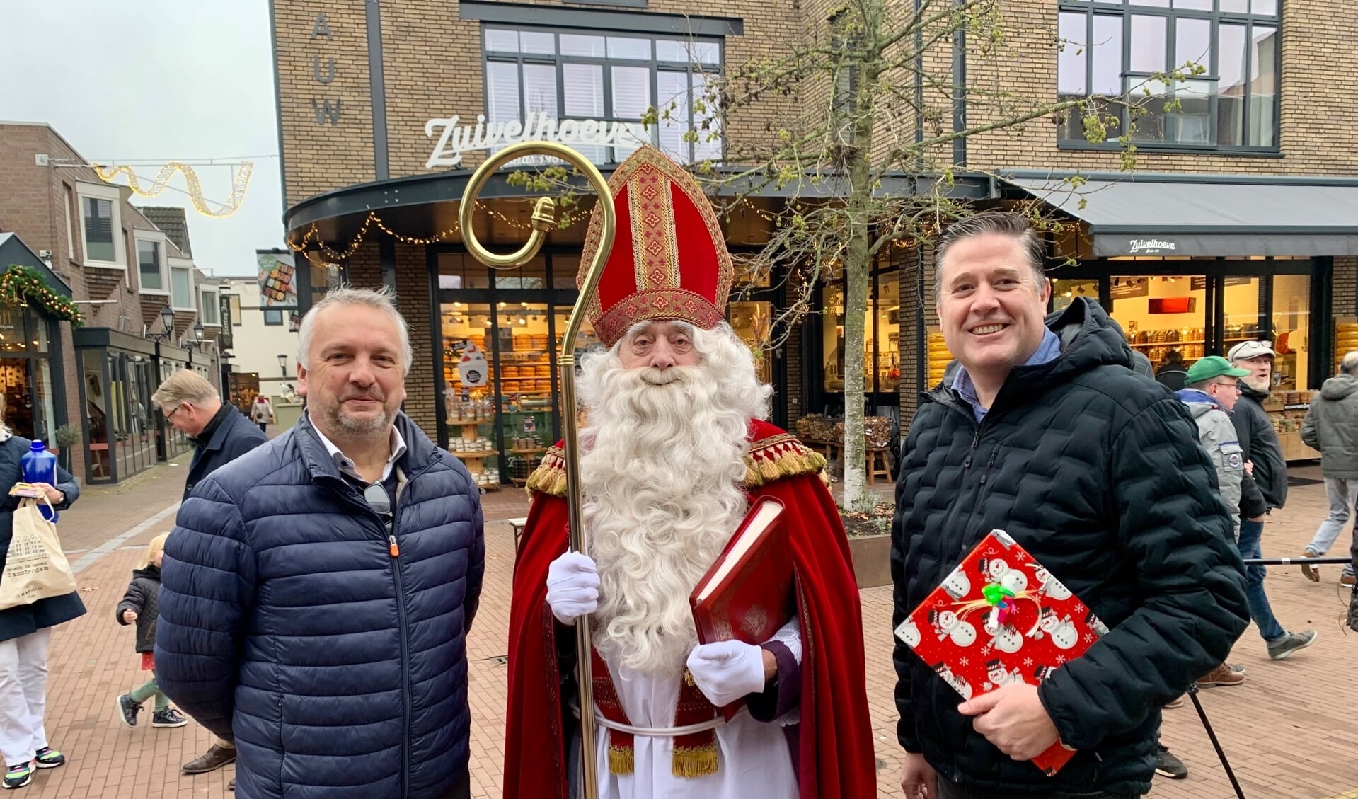 Maarten Pieper en Bart Cox (eigenaren van De Pauw) met Sinterklaas.