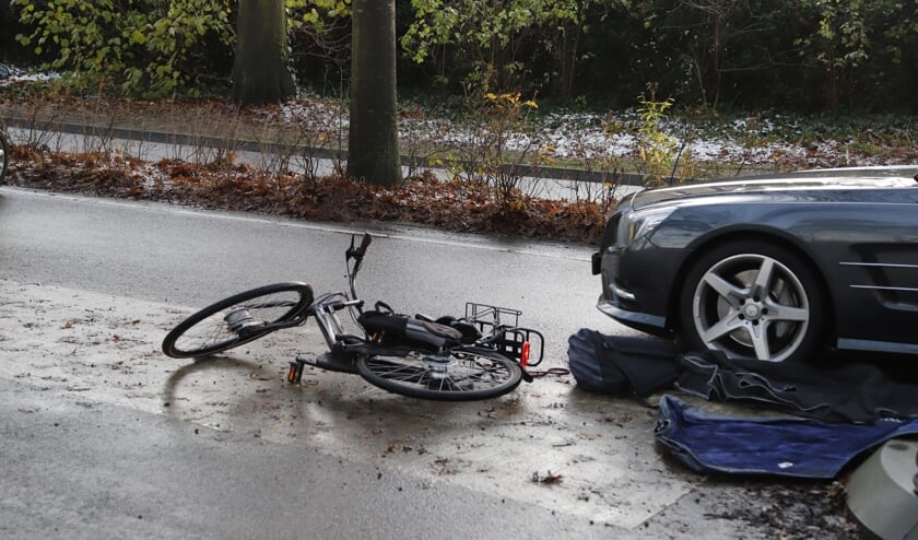 Een jonge fietsster is aangereden op de Veldweg in Mook.