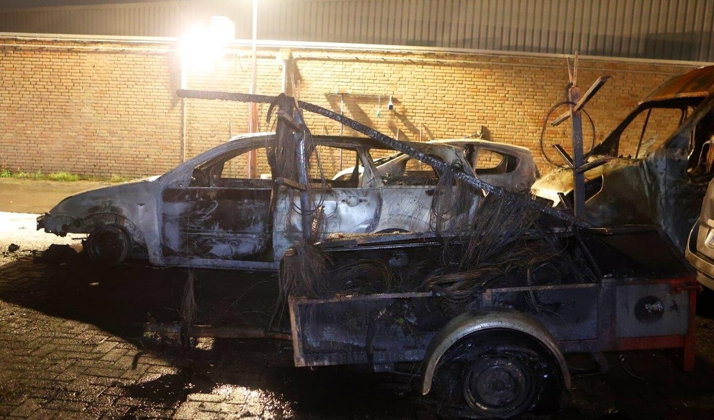 De auto's en aanhanger waren gevuld met brandbare materialen. 