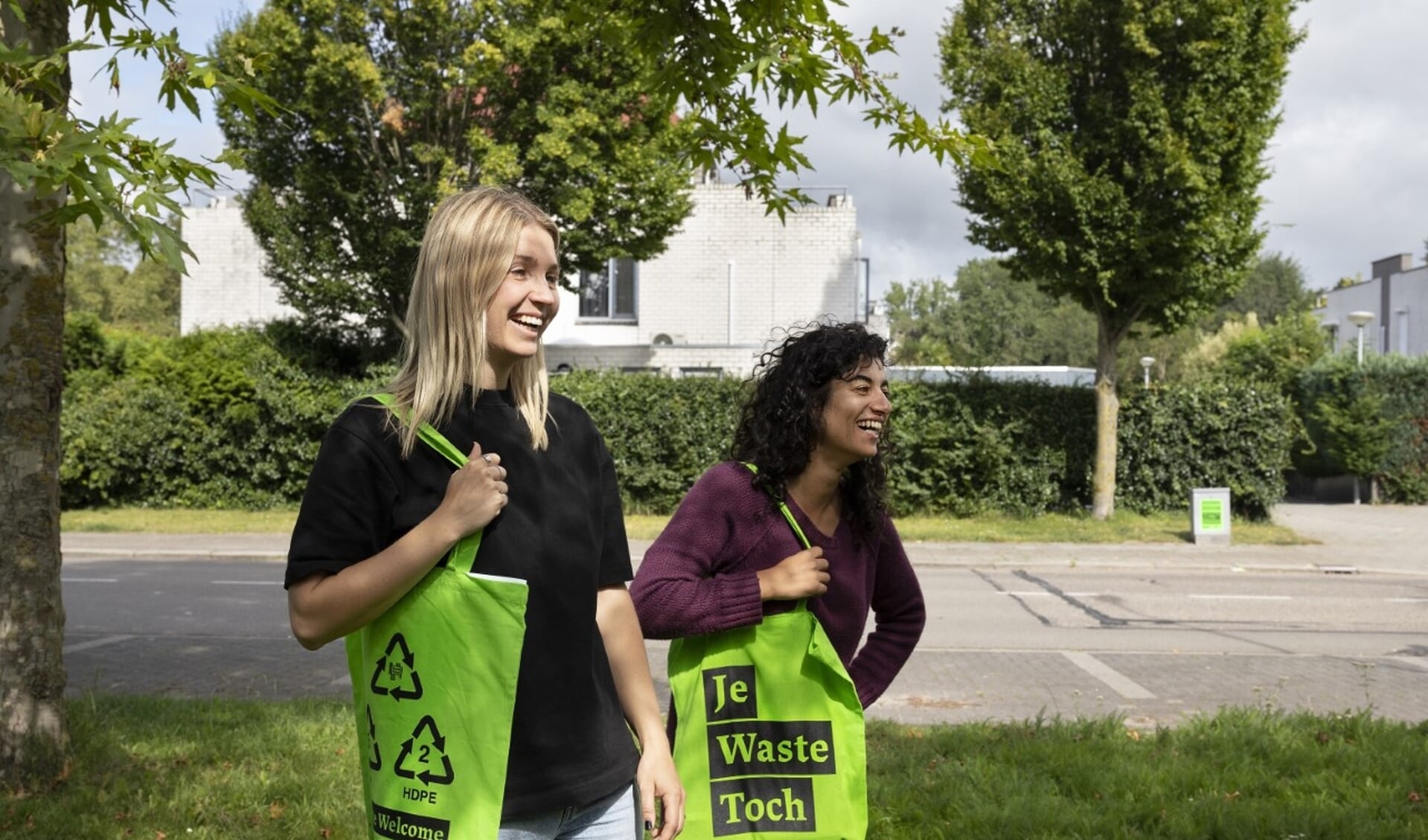 Tante Netty en ontwerper Hanneke Gerrits brengen in de Hambaken buurtbewoners samen door het project Waste Welcome.