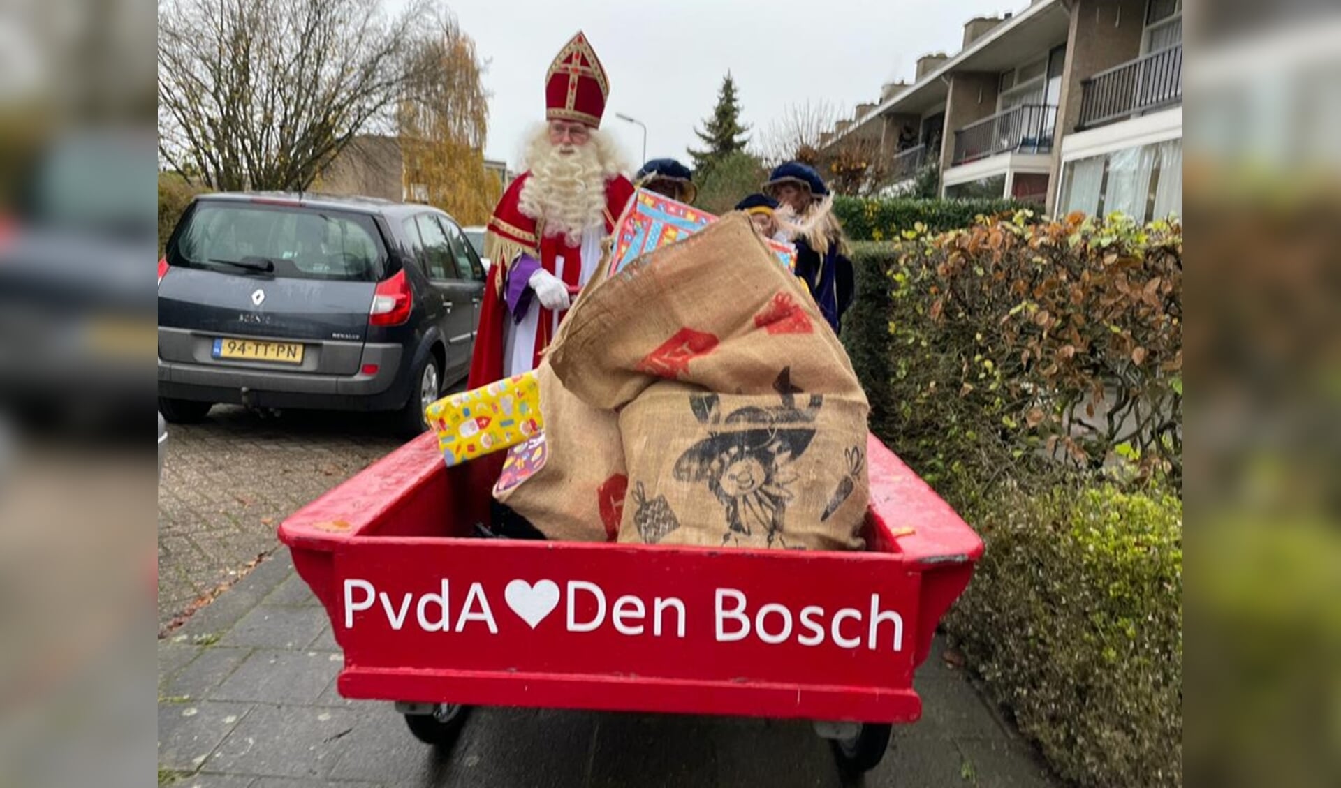 Hulppieten van de PvdA Den Bosch brengen vandaag cadeautjes bij gezinnen waar de schoorsteen dit jaar wat minder rookt.