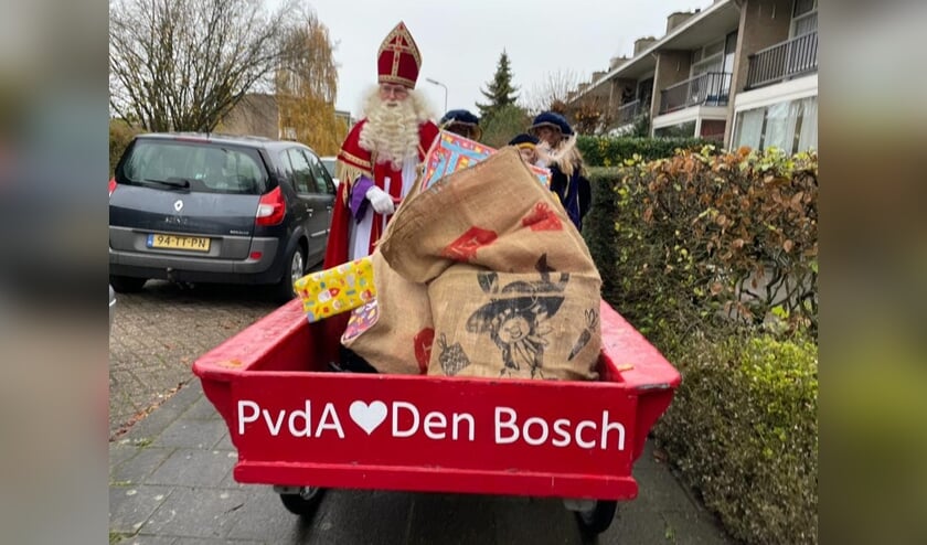 <p>Hulppieten van de PvdA Den Bosch brengen vandaag cadeautjes bij gezinnen waar de schoorsteen dit jaar wat minder rookt.</p>  