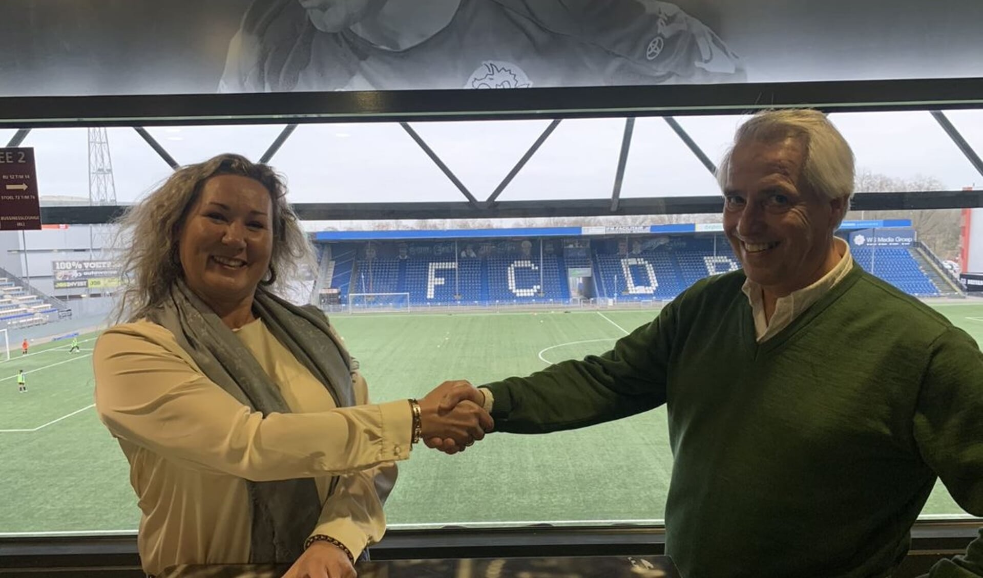 Voorzitter van de FC Den Bosch Foundation Esther Vroegh en PI Vught directeur André Aarntzen bij de ondertekening van de samenwerkingsovereenkomst.