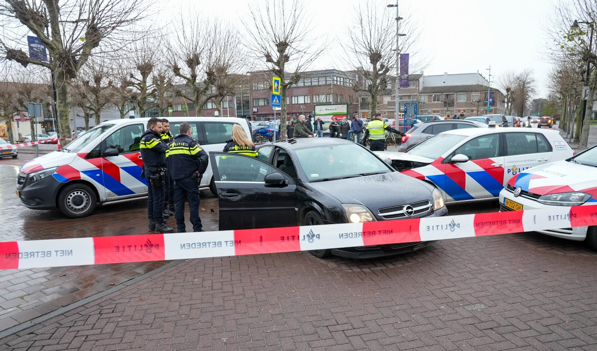 Auto klemgereden na achtervolging door centrum van Heesch. (Foto: Gabor Heeres, Foto Mallo)