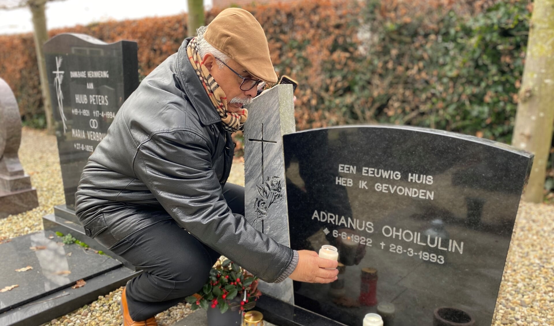 Vincent Mastail bij het graf van zijn opa Adrianus Ohoilulin op de begraafplaats in Katwijk. 'Deze erkenning zorgt voor trots en rust bij de nabestaanden.'