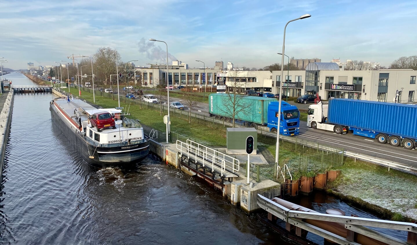 De Zuid-Willemsvaart met daarnaast de N279.