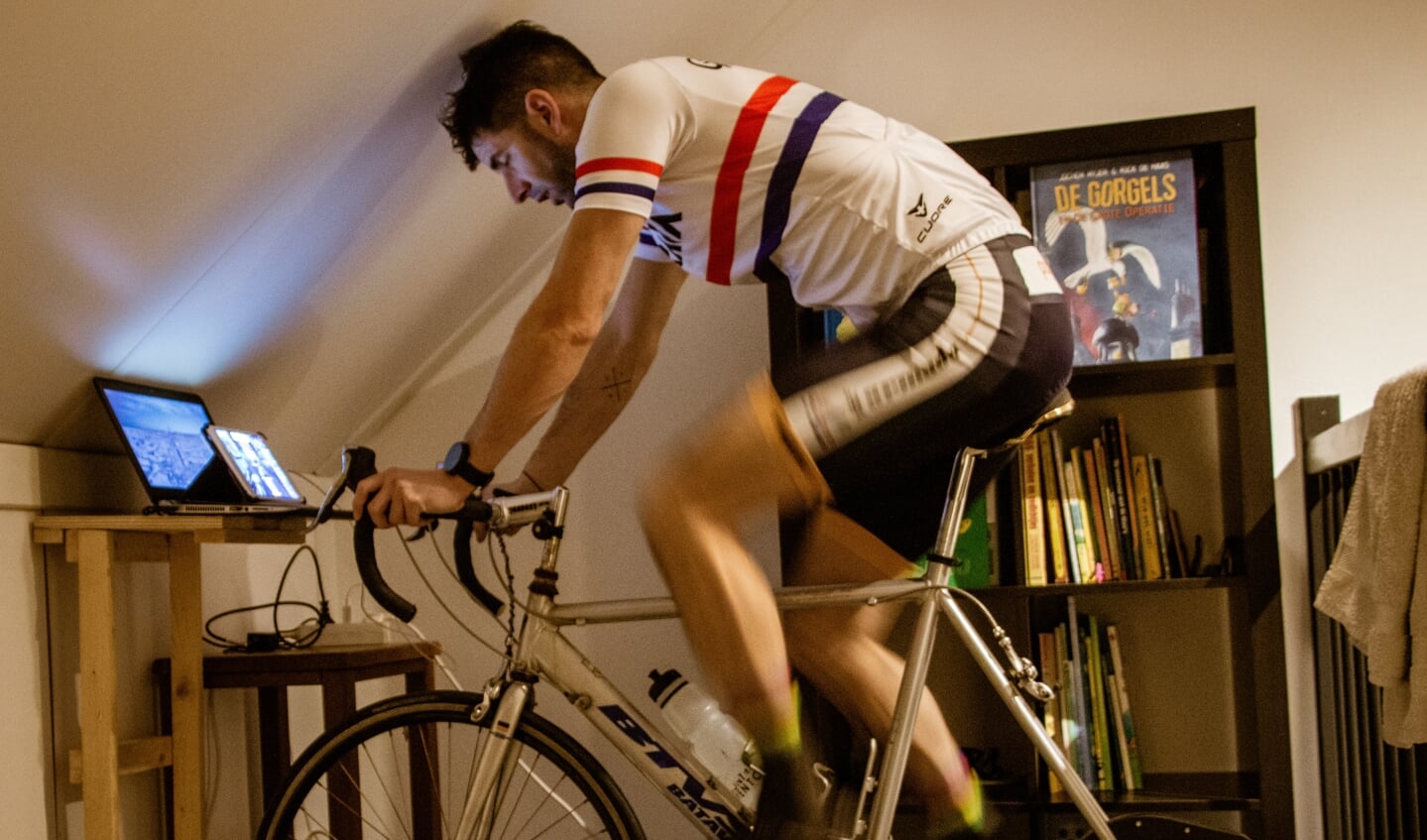 Vroeg donker? Sneeuwbuien? Het maakt Rob niks uit. Hij fietst in de avonduurtjes thuis op zijn interactieve fietstrainer. 
