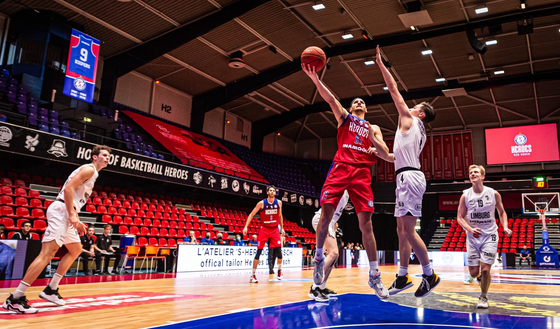 Heroes Den Bosch won in eigen huis met 97-56 van Basketbal Academie Limburg.
