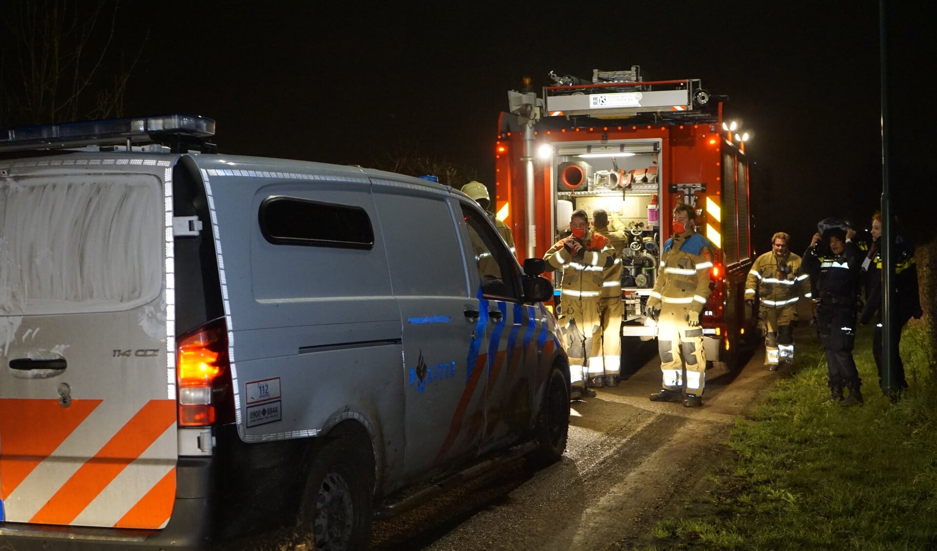 De brandweer heeft een politiebusje in Boxmeer uit de modder getrokken.