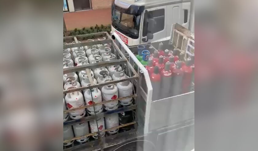 <p>De grote cilinders die achterop staan, komen uit de Veghelse garagebox.</p>