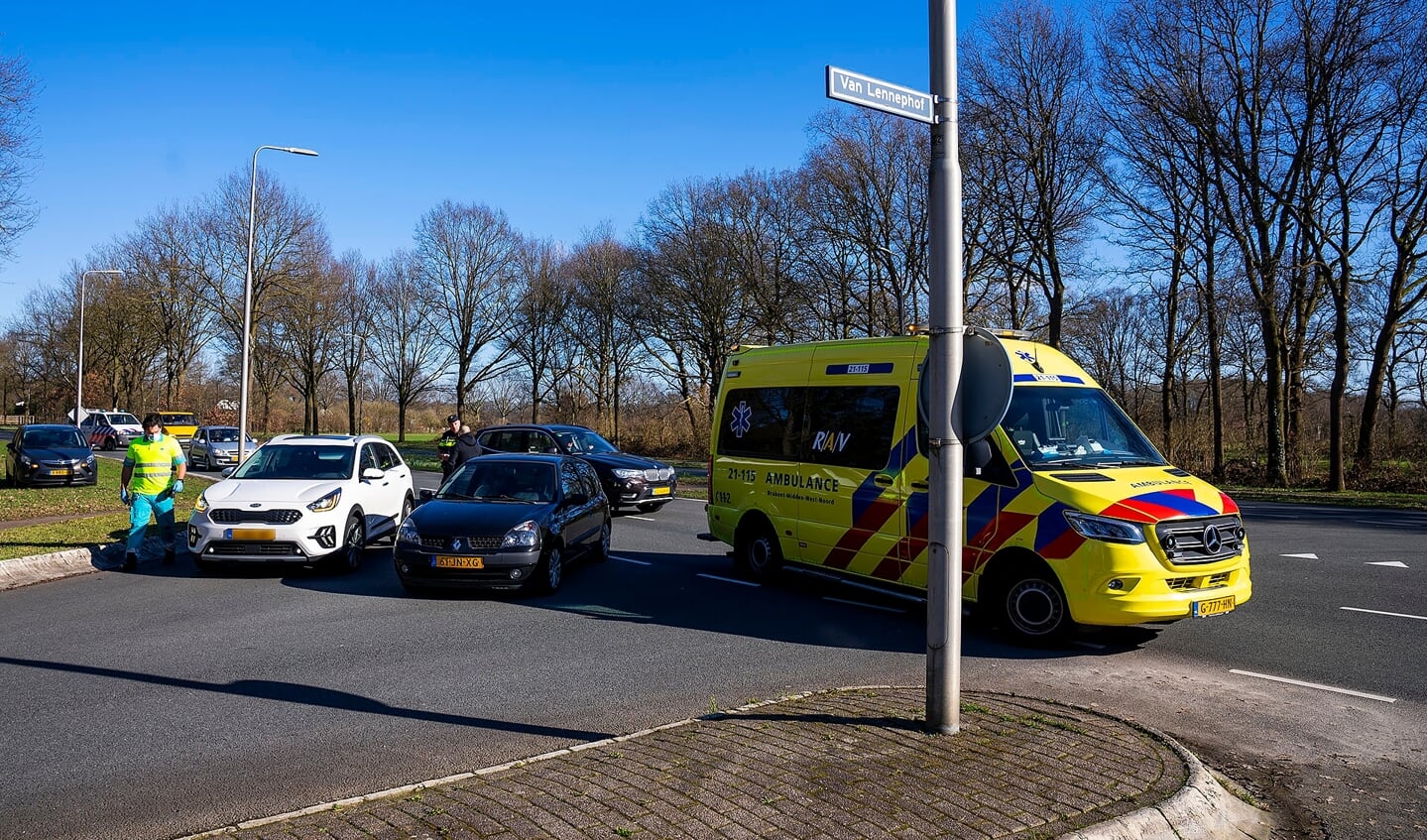 Fietser gewond bij ongeval op Ruwaardsingel. (Foto: Gabor Heeres, Foto Mallo)