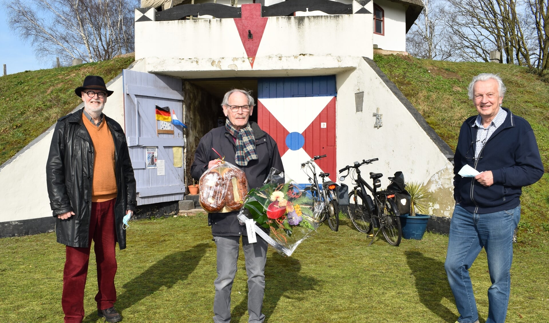 Molenstichting Gennep met links Harry Arts en rechts Arnold Roelofs bedankt Harry Kaak op zijn 80ste verjaardag voor zijn activiteiten als vrijwillig molenaar in de gemeente Gennep.