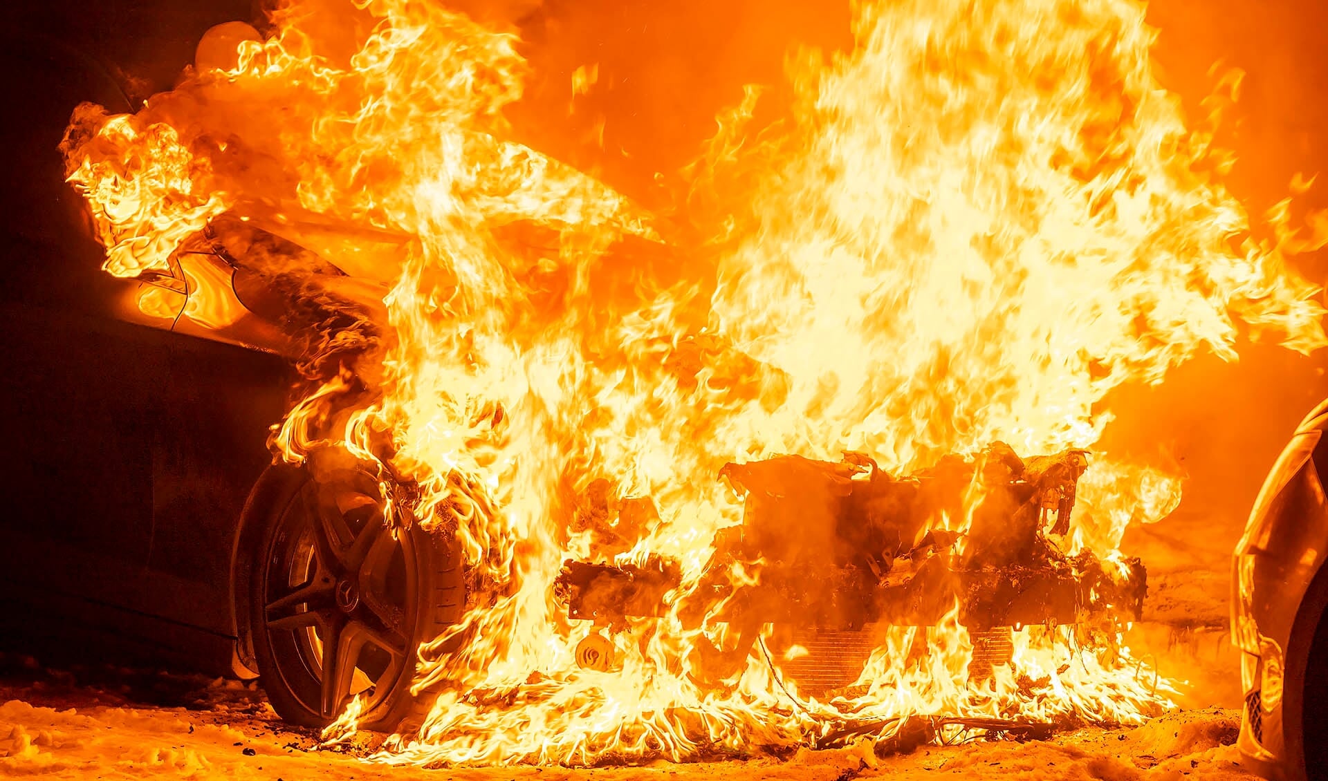 Auto uitgebrand in Hertogin Sophiastraat. (Foto: Gabor Heeres, Foto Mallo)