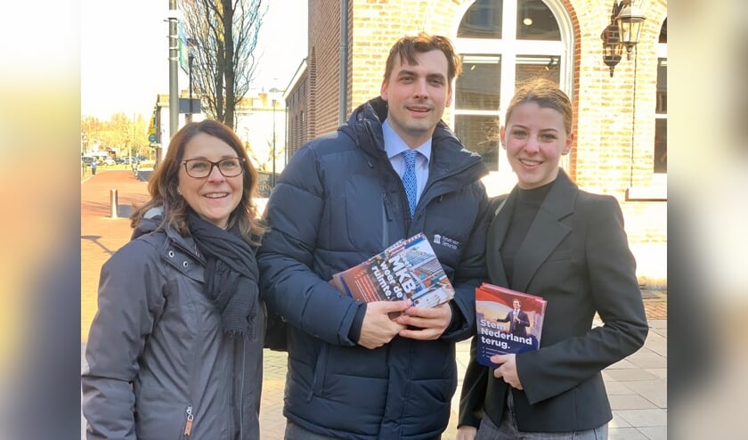 <p>Thierry Baudet was, hier op archiefbeeld in gezelschap van twee FvD-vertegenwoordigers uit Cuijk, eerder dit jaar al eens in Boxmeer.</p>