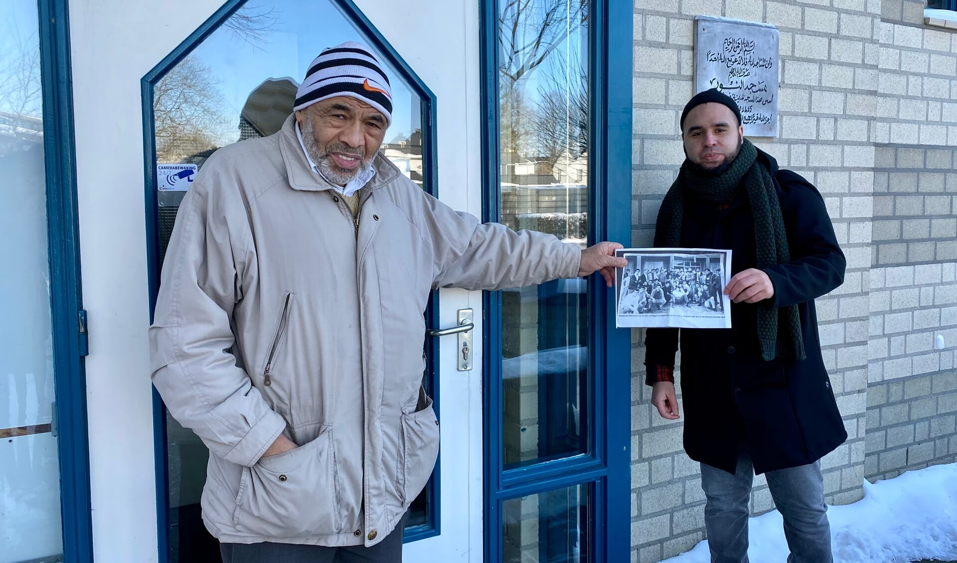 Hussain Ben Haddou (75) en Anoir Benabdillah bij de Moskee Annour in de Beatrixsingel. Hussain heeft nog meegebouwd aan de moskee.