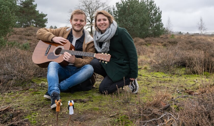 <p>Bij elk hoofdstuk zit een liedje. De tekst en muziek is geschreven met Andy van de Vossenberg.</p>