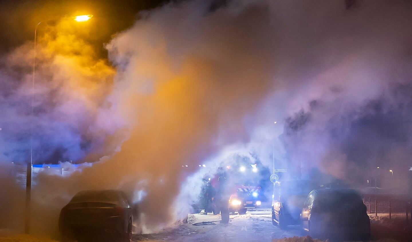Auto uitgebrand in Hertogin Sophiastraat. (Foto: Gabor Heeres, Foto Mallo)