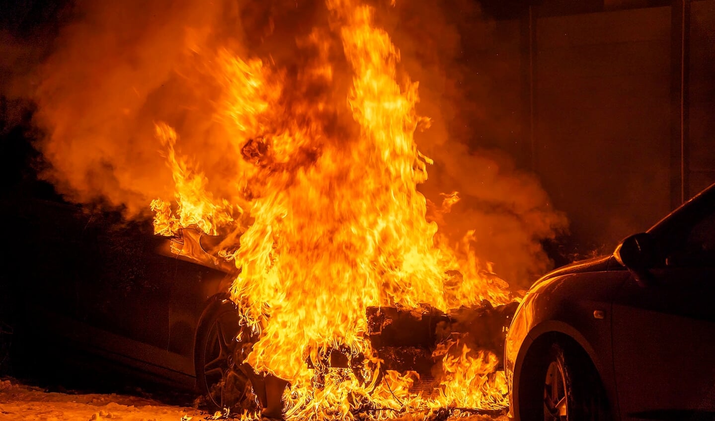 Auto uitgebrand in Hertogin Sophiastraat. (Foto: Gabor Heeres, Foto Mallo)