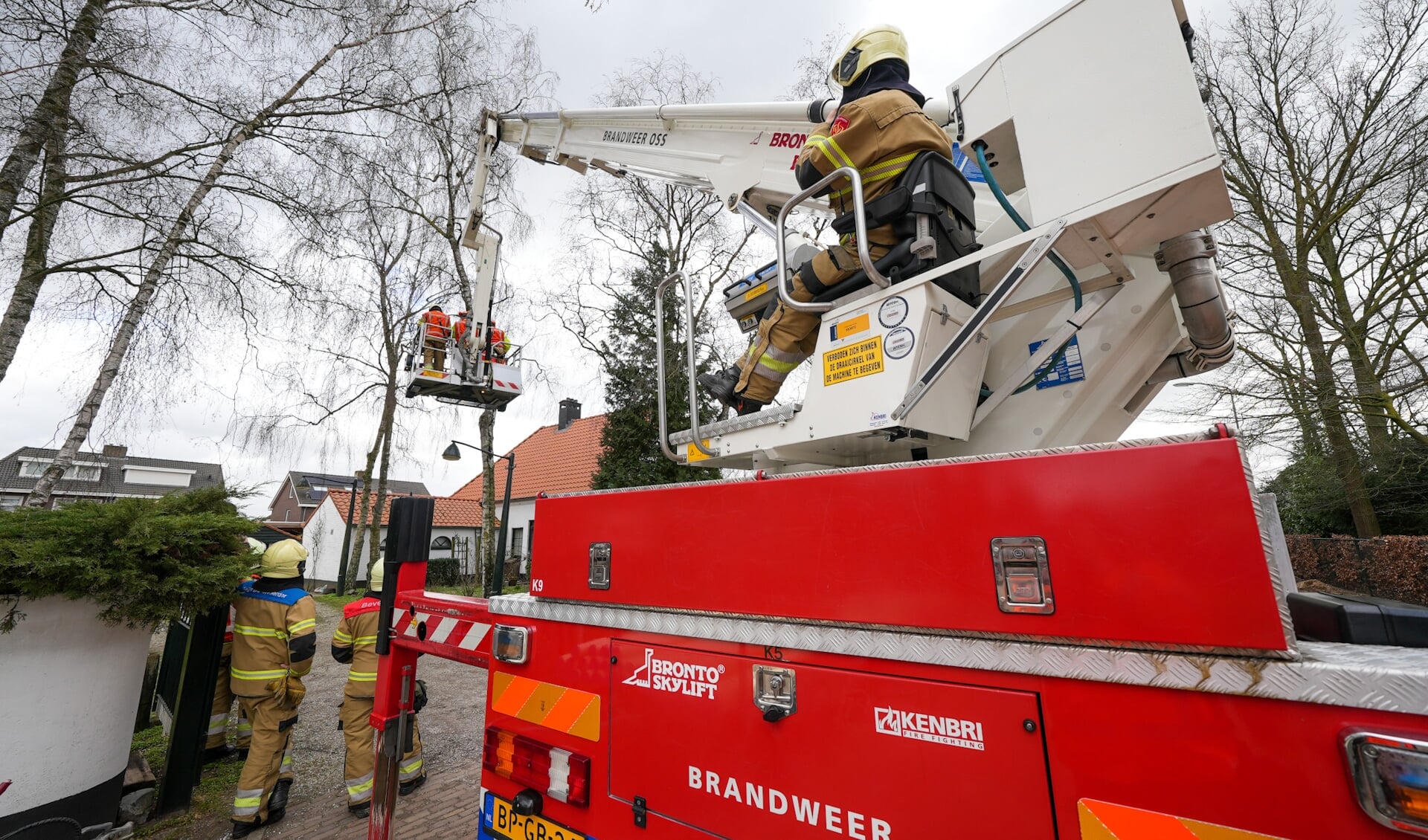 Brandweer met hoogwerker in Geffen. (Foto: Gabor Heeres, Foto Mallo)