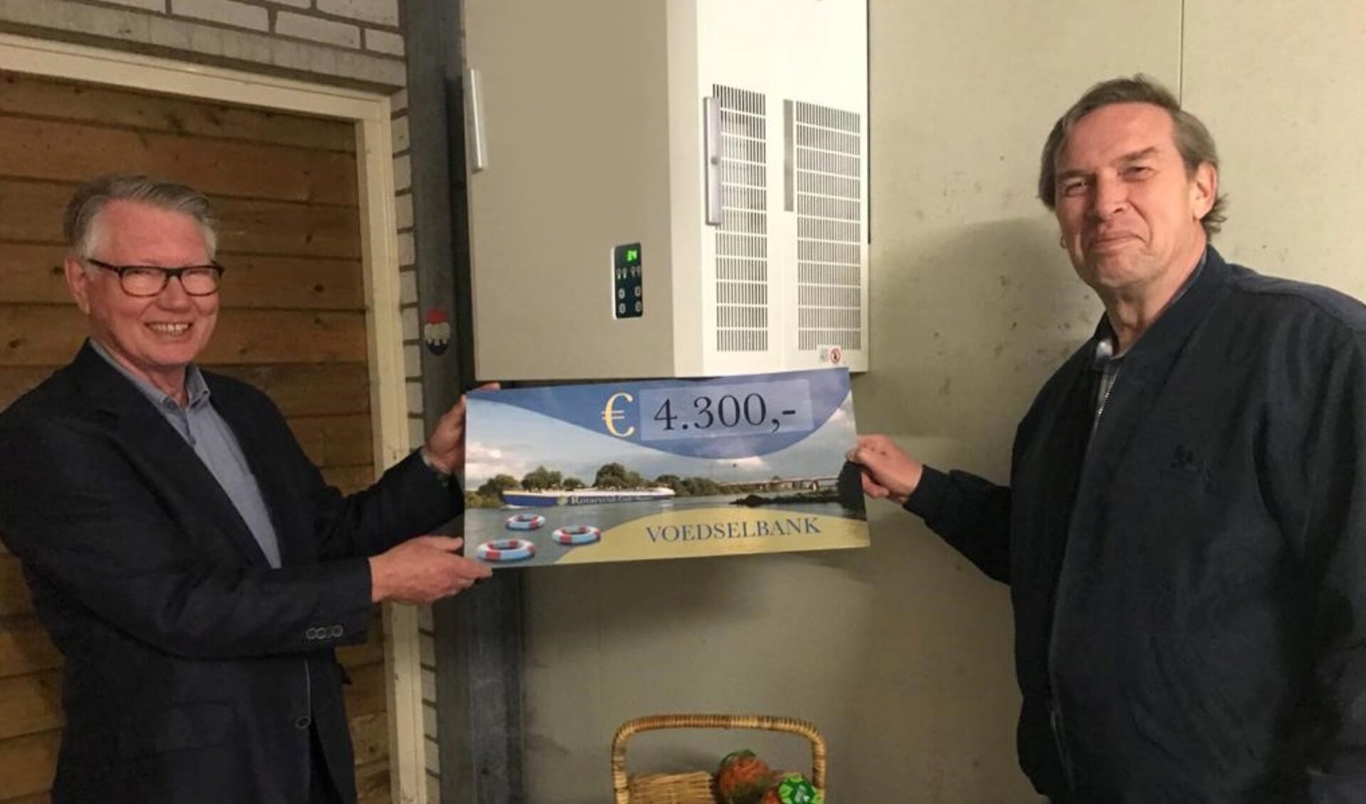 Peter van Son (rechts op de foto) nam namens de stichting de cheque in ontvangst.